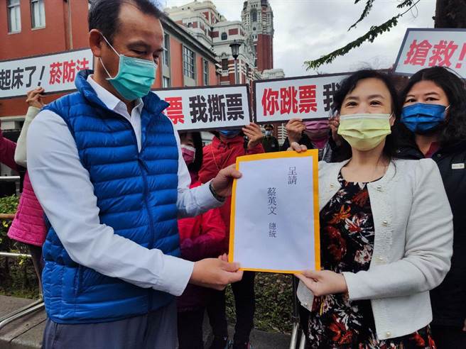 总统府人员接过妇幼团体的陈情书。（陈鸿伟翻摄）