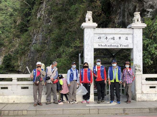 太管处发起认养步道，图为花莲二信认养砂卡礑步道净山。（太管处提供／王志伟花莲传真）