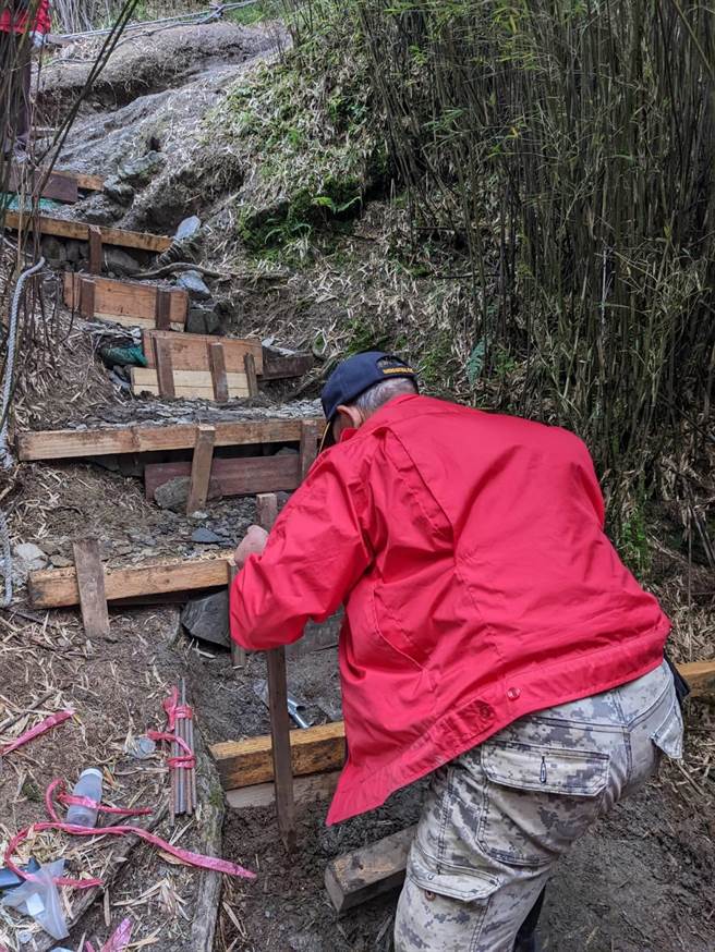 台中市山岳会、台中市第二信用合作社共同认养奇莱山步道，维护步道设施。（太管处提供／王志伟花莲传真）