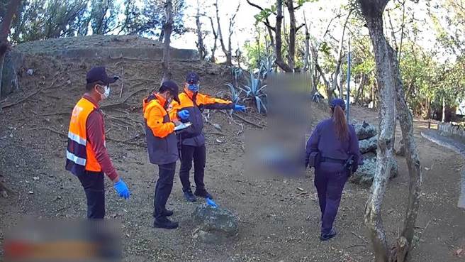 澎湖第一賓館左側樹林發現一名男子死亡趴在地上，馬公分局派員警到場發現，這名男子已氣絕死亡多時，頸部有一條斷繩，一旁的樹幹也綁著斷繩。（馬公分局提供）