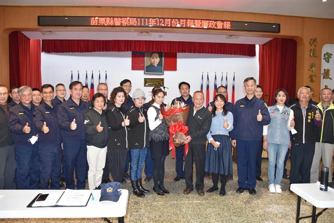 苗栗县长徐耀昌卸任前最后一次主持警察局月会，全体官警献花感谢徐耀昌的支持。（谢明俊摄）