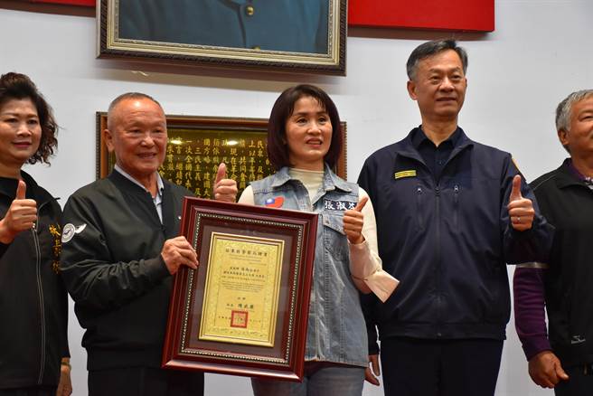 苗栗县长徐耀昌颁发新任警察局志工大队大队长张淑芬。（谢明俊摄）