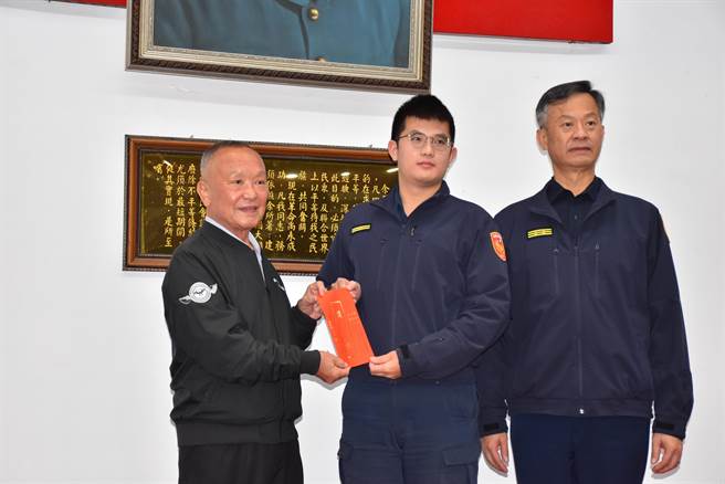 苗栗县长徐耀昌颁发奖金给破获住宅窃案有功的西湖分驻所所长薛宇宏。（谢明俊摄）