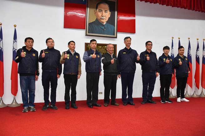 苗栗县长徐耀昌颁发奖金给破获各类刑案有功官警。（谢明俊摄）