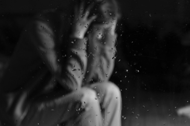 女同事遭解雇好低落，假暖男公园「摸臀抓胸」，辩：安慰她。（示意图/shutterstock）