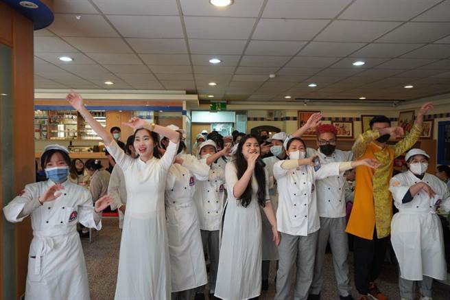 中华大学国际美食日活动，吸引超过100名师生到场品嚐异国料理，在岁末年终之际一解乡愁。（中华大学提供／王惠慧新竹传真）