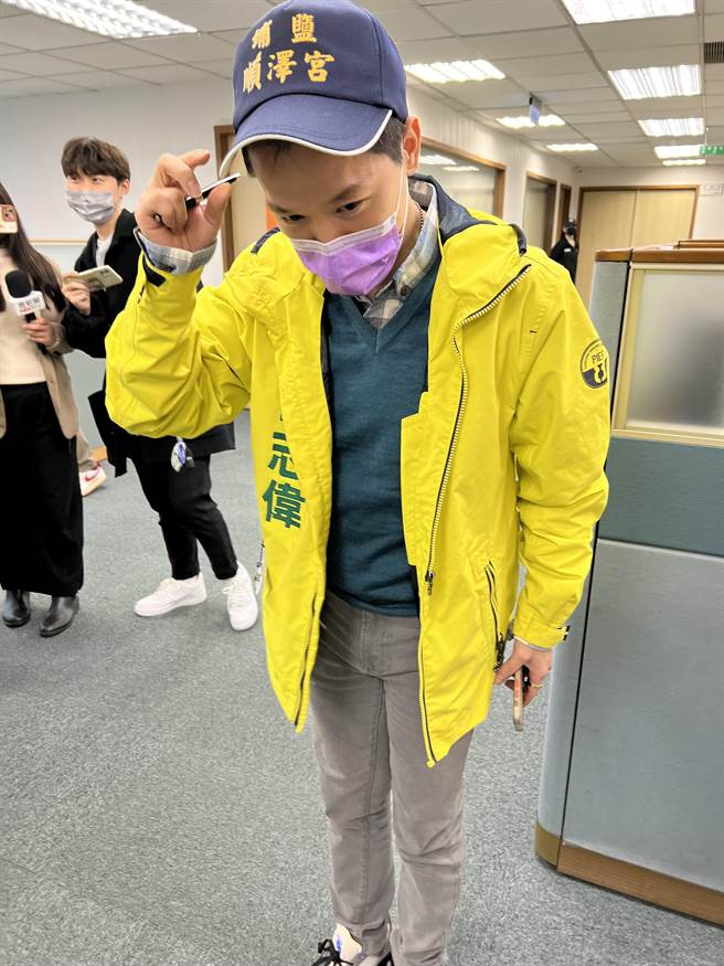 赵介佑发千字声明宣布放弃上诉，并痛批立委何志伟（如图）。（曾薏苹摄）