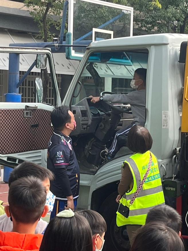 大貨車開進北嶺國小，讓學童實際感受看不到的危險視角(高雄區監理所提供)