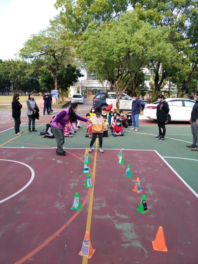 學童戴上3D模擬酒駕眼鏡更了解酒後駕車的可怕及危險性。(高雄區監理所提供)
