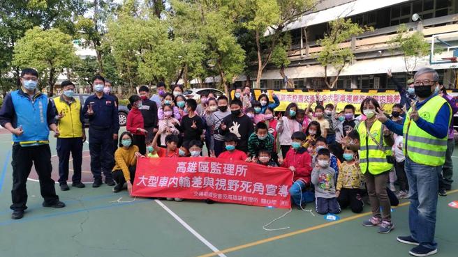 透過巡迴宣導，讓「大型車內輪差與視野死角」的概念能透過孩子影響家人，用路安全更有保障。(高雄區監理所提供)