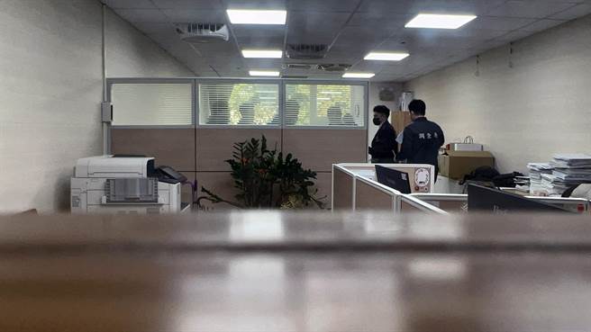 检调人员搜索台南市政府经发局长办公室。（洪荣志摄）