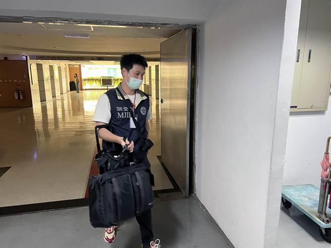 检调人员搜索台南市政府经发局长办公室后，带走相关事证。（洪荣志摄）