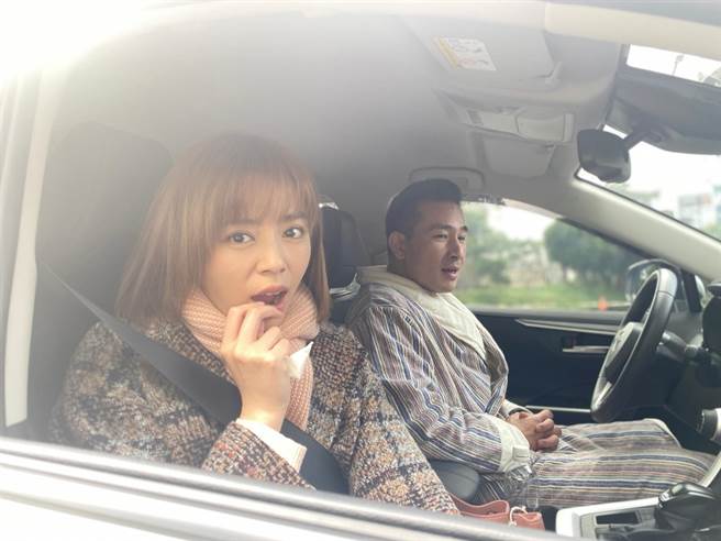 王瞳山区拍戏冷到皮皮挫，傅子纯连浴袍都借来穿上取暖。（民视提供）