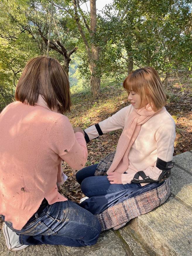 王瞳滚山坡前穿上护具。（民视提供）