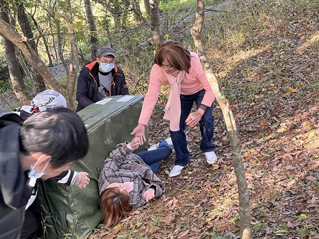 王瞳滚山坡被导演讚滚得好。（民视提供）