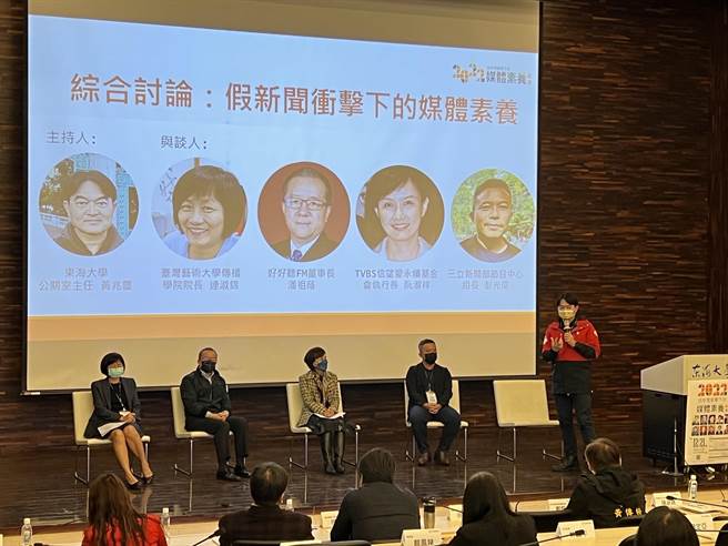 东海大学携手世新大学、社团法人台湾新媒体科技与教育协会，21日共同举行「假新闻衝击下的新闻媒体素养论坛」，逾百名学生报名参加。（东海大学提供／张妍溱台中传真）