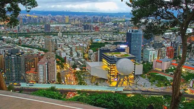 傍晚的剑潭山微风平台。（北市观传局提供／张芷瑜台北传真）