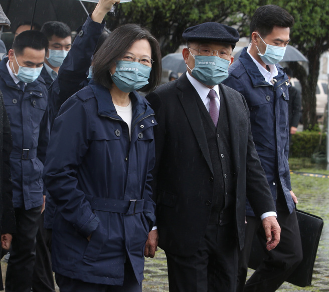 总统蔡英文(左)与行政院长苏贞昌(右)满意度暴跌。（资料照,陈怡诚摄）