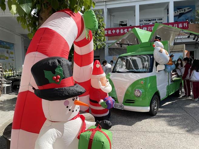 竹南镇君毅中学在圣诞节前夕，师生联手举办「健康餐车」快闪活动。（君毅中学提供／谢明俊苗栗传真）