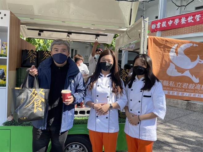 竹南镇君毅中学在圣诞节前夕，师生联手举办「健康餐车」快闪活动。（君毅中学提供／谢明俊苗栗传真）