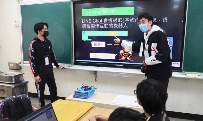 国立高雄科技大学让「服务学习」走进校园，带领河堤国小学生，一起编写程式。(图/品观点提供)