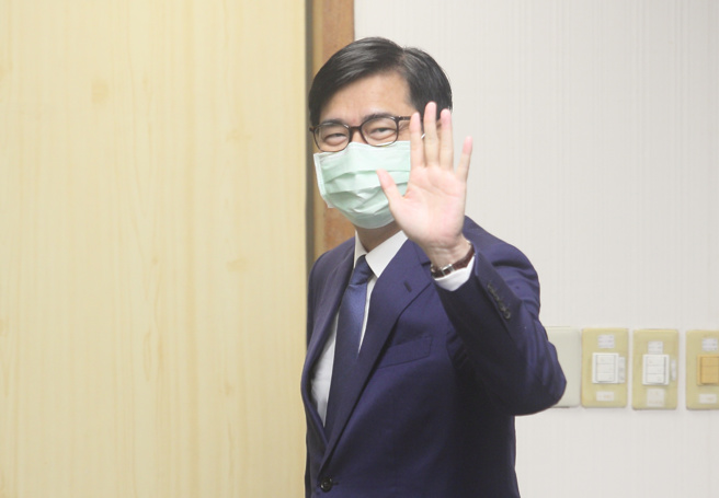 民进党代理主席陈其迈（中）21日出席中执会时，向媒体挥手致意。（张铠乙摄）