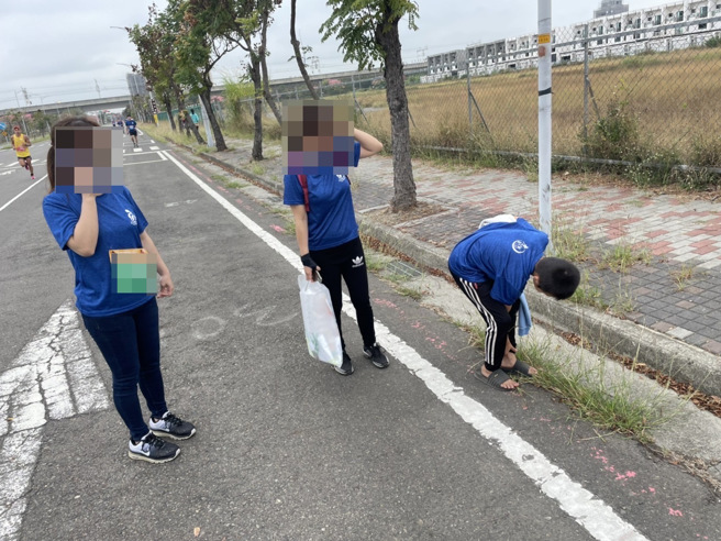 家人原以为儿子会在终点，没想到在终点等了1小时都没看见儿子，急忙报警，真相是儿子「衝过头」，跑过终点再继续跟着半马组跑了10公里。（警方提供）