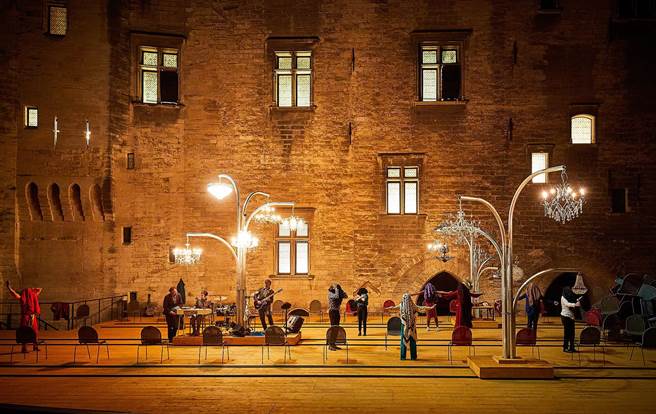 由国际知名导演提亚戈．罗提吉斯导演的《樱桃园》剧照。（台中国家歌剧院提供／陈淑芬台中传真）