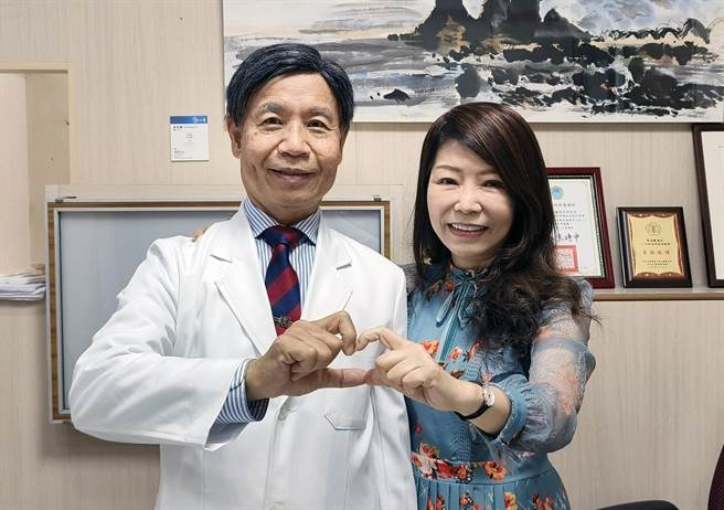 台东县医师公会理事长何活发（左），与妻子尤素珠（右）结婚40年，鹣鲽情深。（庄哲权摄）
