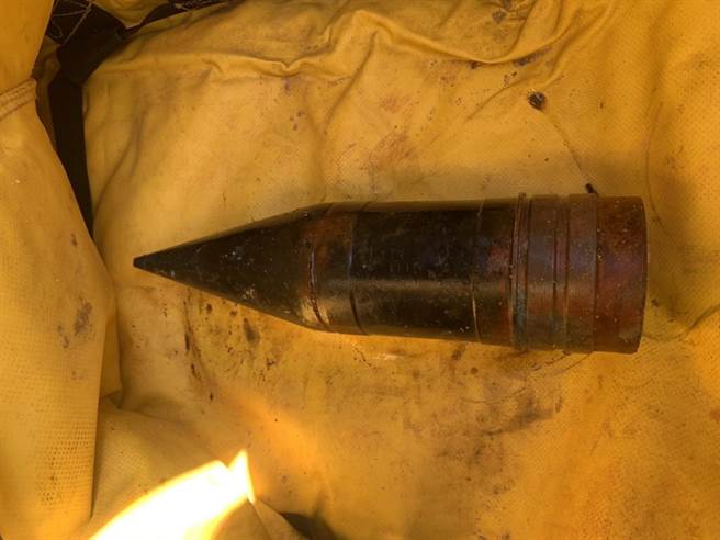 金门慈湖海边发现一枚疑似未爆弹物体，军方紧急派未爆弹处理小组前往移除。(图／金防部提供)