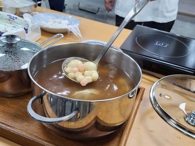 药师公会全联会今提醒，20颗小汤圆就等于2～3颗包馅汤圆，即半碗饭的热量，要留意热量的摄取。（林周义摄）