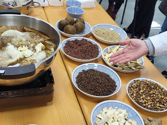 民眾冬天也常以姜母鸭进补，但药师提醒，风热型感冒患者，因身体已在发炎，此时若再吃燥热、上火的食物，恐会「火上加油」。（林周义摄）