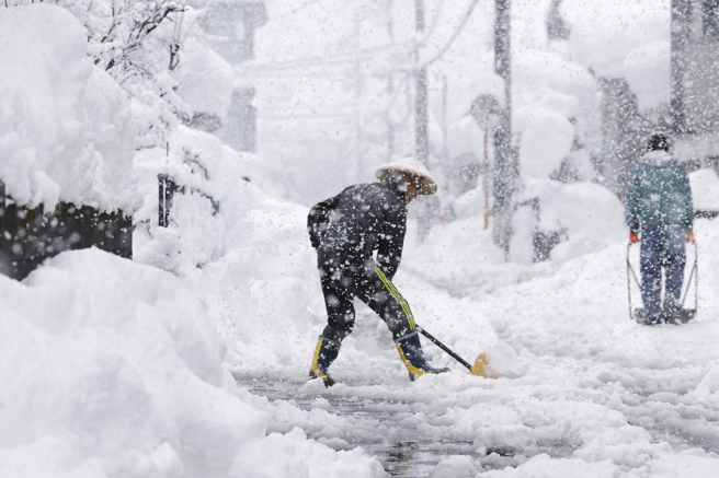 日本新舄县及东北地方南部近日降下破纪录大雪。（图／美联社）