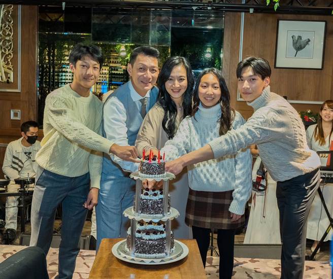 聶雲的老婆及三個兒女為他歡度50歲生日。（傑星傳播提供）