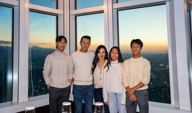 聶雲的老婆及三個兒女為他歡度50歲生日。（傑星傳播提供）