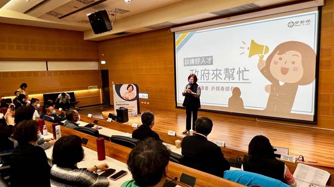 劳动部长许铭春今（21）日获邀到高雄开讲，透过讲座向企业了解政府有哪些资源可利用。（柯宗纬摄）