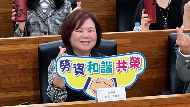 劳动部长许铭春今（21）日获邀到高雄开讲，透过讲座向企业了解政府有哪些资源可利用。（柯宗纬摄）