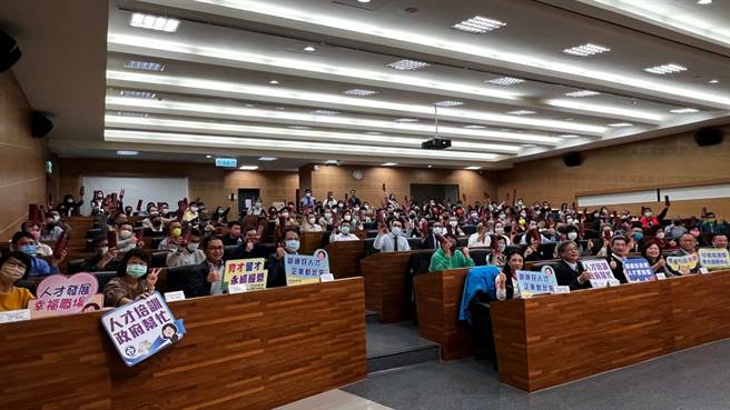 劳动部长许铭春今（21）日获邀到高雄开讲，透过讲座向企业了解政府有哪些资源可利用。（柯宗纬摄）