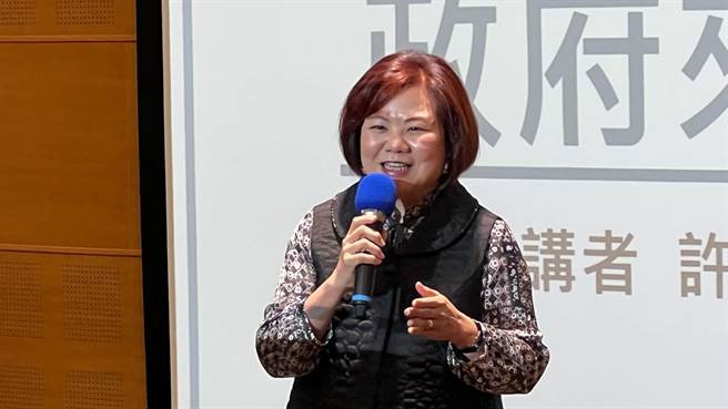 劳动部长许铭春今（21）日获邀到高雄开讲，透过讲座向企业了解政府有哪些资源可利用。（柯宗纬摄）