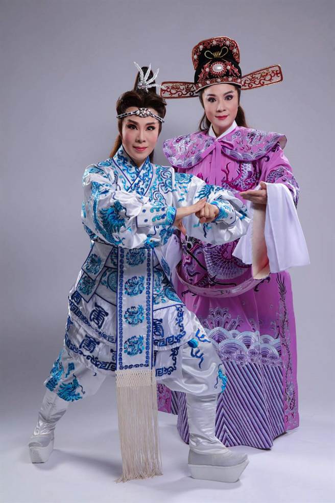 一心戲劇團雙小生孫詩珮（左）、孫詩詠（右）共同演出《白玉堂怒闖銅網陣》。（國立傳統藝術中心提供）