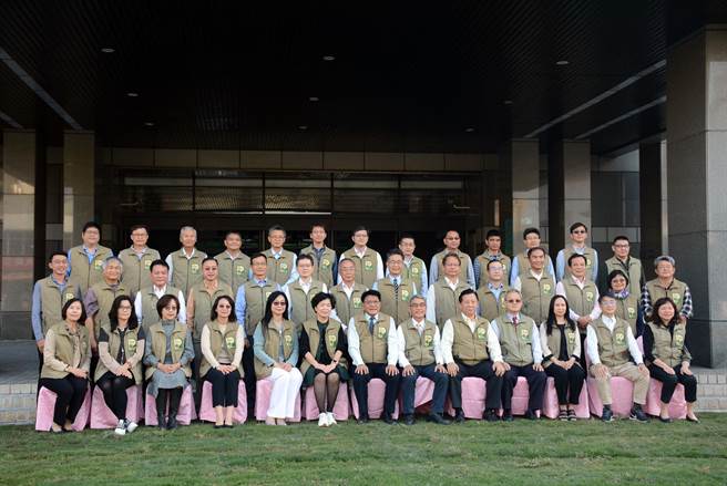 屏东县长潘孟安（前排中）八年任期即将届满，与县府一级主管合影留念。（林和生摄）