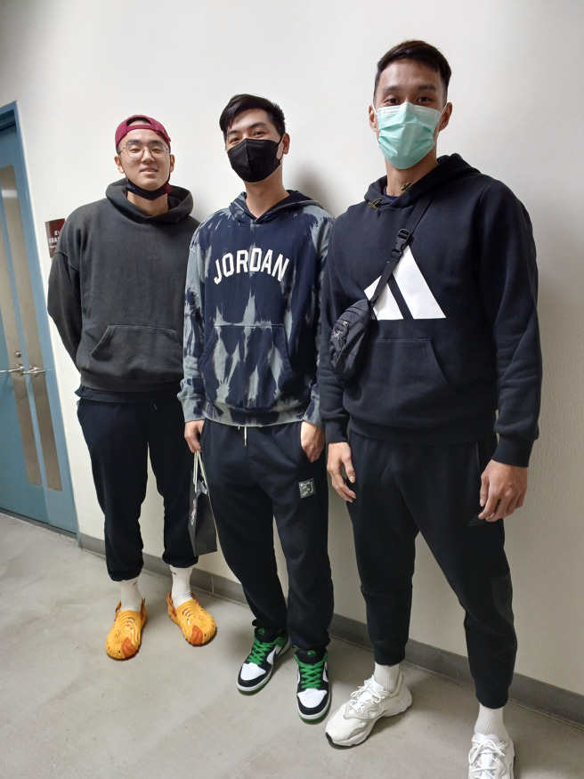 余纯安（右起）、胡珑贸、孙思尧3位曾助松山高中拿下HBL冠军的学长，前往比赛现场为松山学弟加油。（陈筱琳摄）