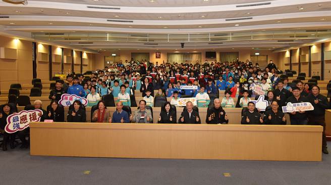 县长来宾与选手教练合影。（苗栗县政府提供／李京升苗栗传真）