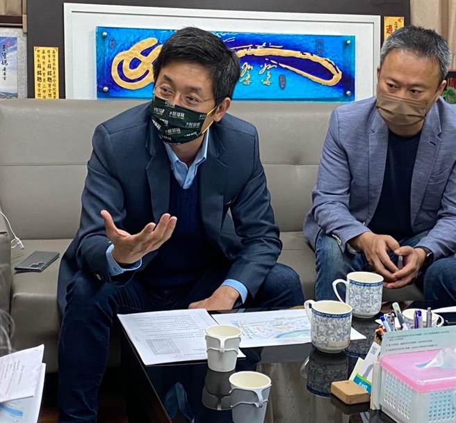 国道客运9026新业者拟更改路线，立法委员蔡适应（图左）将于下周邀请公路总局及相关单位，再召开协调会。（蔡适应服务处提供／张志康基隆传真）