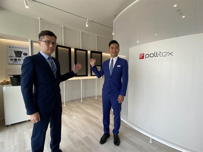台湾普特丝总经理黄振明(右)因家族中有6位亲友陆续罹患肺腺癌，深刻了解到空污对健康危害，进而引进荷兰制造的专利防霾纱网，在台中高铁特区设立台中旗舰店。（冯惠宜摄）