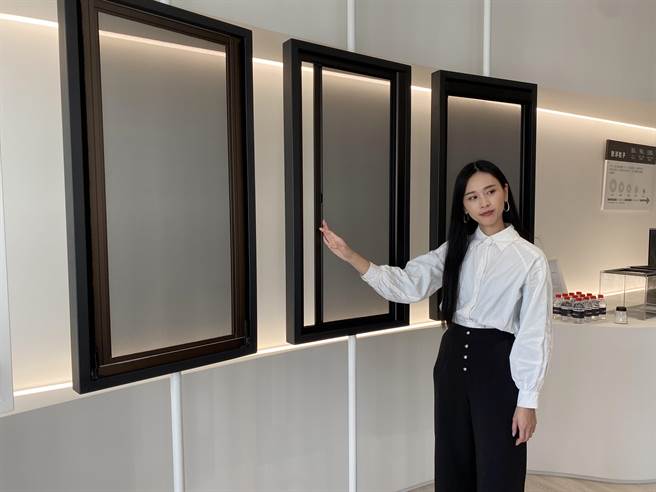 荷兰普特丝专利防霾纱网是荷兰着名百年纺织大厂专利生产进口，为空气清净机滤网等级的纱窗，经欧盟认证可以阻隔88％的PM2.5。（冯惠宜摄）