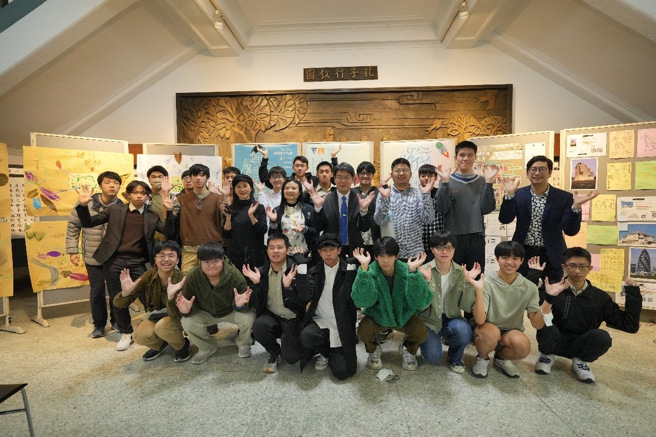 建国高中「绿艺，不期而遇」转角创生艺术节，串连美术科高二、高三的课程活动，形塑跨班、跨年段的艺术接力展。(照片/建国高中提供)