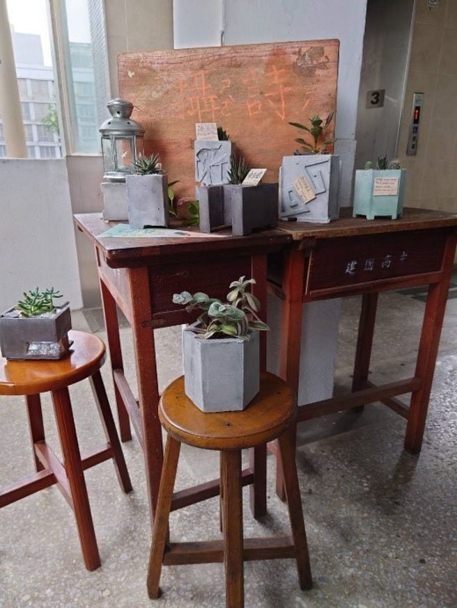 学生在高三「翻转空间造化美」单元活动中，透过绿意空间实察后，讨论出校园中匆匆走过不会驻足的绿意角落、或过度拥挤缺少休憩之所。(照片/建国高中提供)