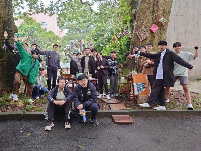 运用美术课完成的清水模多肉植物盆栽和习得的布展知识，在楼梯与厕所的联通道、巨大黑板树老树下、工地废墟里、庭院涵洞、电梯台阶等地布展。(照片/建国高中提供)

