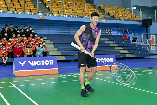 李梓嘉首次拿起VICTOR专属大球拍，体验独一无二的羽球乐趣。（VICTOR提供）